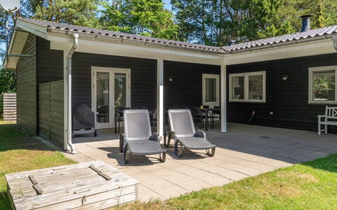 Asla - 400M from the Sea: Toit, Maison, Domicile, Chalet, Porte, Siding, Plate-Forme, Porche, Planche, Dur
