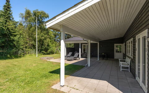 Asla - 400M from the Sea: Toit, Maison, Domicile, Chalet, Porte, Siding, Plate-Forme, Porche, Planche, Dur