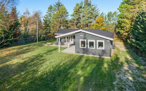 Asla - 400M from the Sea: Toit, Maison, Domicile, Chalet, Porte, Siding, Plate-Forme, Porche, Planche, Dur