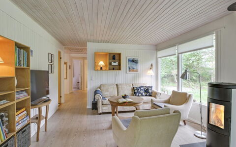 Chrissie - 150M from the Sea: Toit, Maison, Domicile, Chalet, Siding, Biens, Allée, Batiments Jardin, Cour, Cabanon