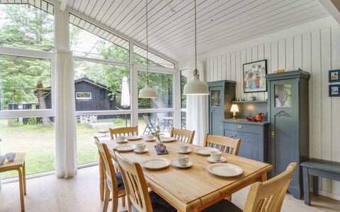 Chrissie - 150M from the Sea: Toit, Maison, Domicile, Chalet, Siding, Biens, Allée, Batiments Jardin, Cour, Cabanon
