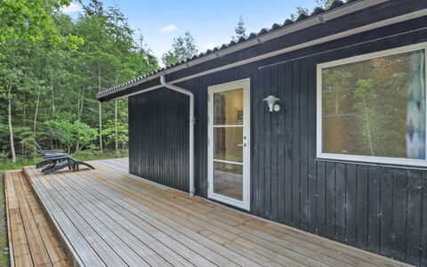 Chrissie - 150M from the Sea: Toit, Maison, Domicile, Chalet, Siding, Biens, Allée, Batiments Jardin, Cour, Cabanon
