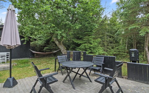 Chrissie - 150M from the Sea: Toit, Maison, Domicile, Chalet, Siding, Biens, Allée, Batiments Jardin, Cour, Cabanon