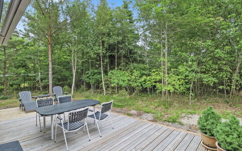 Chrissie - 150M from the Sea: Toit, Maison, Domicile, Chalet, Siding, Biens, Allée, Batiments Jardin, Cour, Cabanon