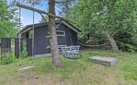 Chrissie - 150M from the Sea: Toit, Maison, Domicile, Chalet, Siding, Biens, Allée, Batiments Jardin, Cour, Cabanon