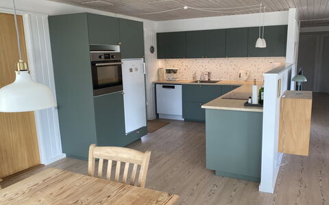 Chrissie - 150M from the Sea: Toit, Maison, Domicile, Chalet, Siding, Biens, Allée, Batiments Jardin, Cour, Cabanon