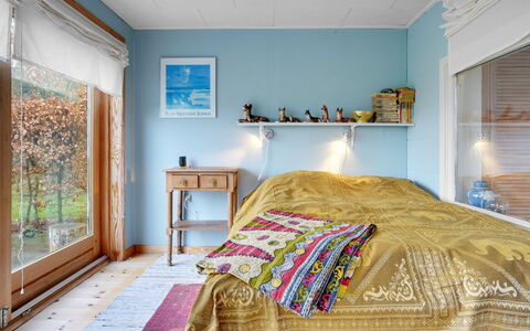 Lenard - 400M from the Sea: Meubles, Design Intérieur, Lit, Chambre, Literie, Drap De Lit, Mur, Sol, Bois, Sol