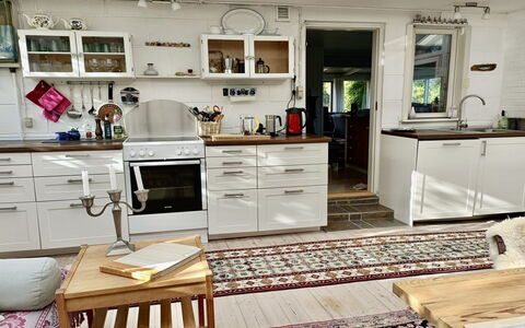 Lenard - 400M from the Sea: Meubles, Cuisine, Sol, Design Intérieur, Cabinetry, Appareil De Cuisine, Comptoir, Sol, Bois, Principaux Appliance