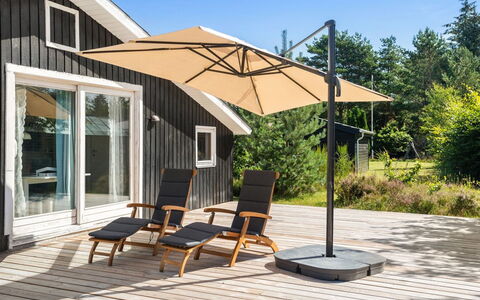 Landolf - 250M from the Sea: Toit, Maison, Domicile, Chalet, Siding, Biens, Allée, Batiments Jardin, Cour, Cabanon
