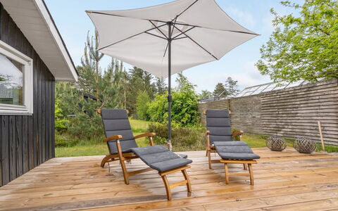 Landolf - 250M from the Sea: Toit, Maison, Domicile, Chalet, Siding, Biens, Allée, Batiments Jardin, Cour, Cabanon
