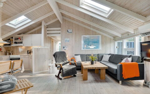 Peter - 400M from the Sea: Bois, Plafond, Meubles, Design Intérieur, Domicile, Salon, Parquet, Pièce, Chalet, Dur