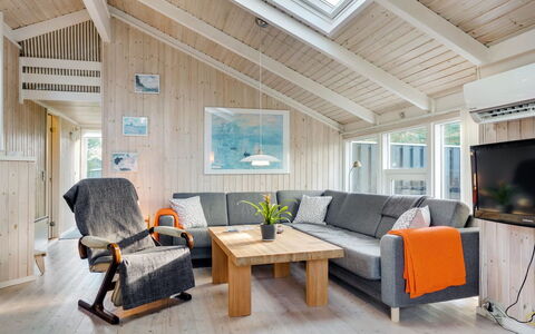 Peter - 400M from the Sea: Bois, Plafond, Meubles, Domicile, Design Intérieur, Salon, Chalet, Pièce, Parquet, Dur