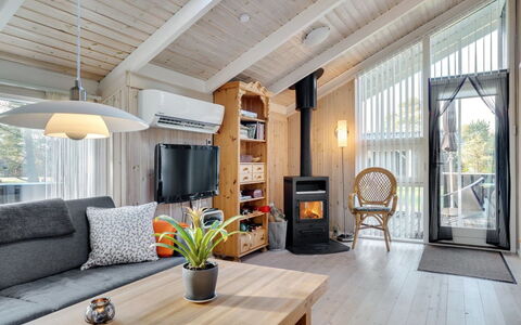 Peter - 400M from the Sea: Bois, Domicile, Maison, Meubles, Plafond, Chalet, Design Intérieur, Dur, Porte, Salon