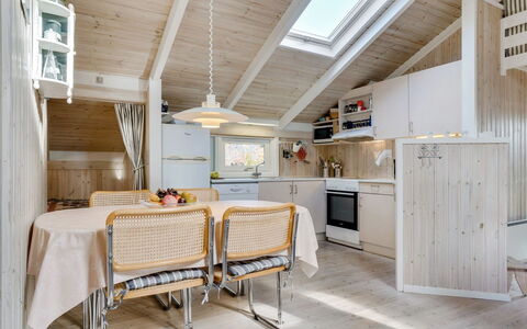 Peter - 400M from the Sea: Meubles, Bois, Design Intérieur, Plafond, Cuisine, Domicile, Sol, Sol, Pièce, Éclairage