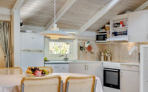 Peter - 400M from the Sea: Design Intérieur, Meubles, Bois, Cuisine, Plafond, Sol, Comptoir, Luminaire, Sol, Pièce