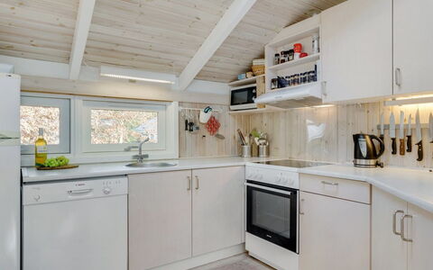Peter - 400M from the Sea: Bois, Cuisine, Principaux Appliance, Comptoir, Design Intérieur, Plafond, Appareil De Cuisine, Domicile, Cabinetry, Sol