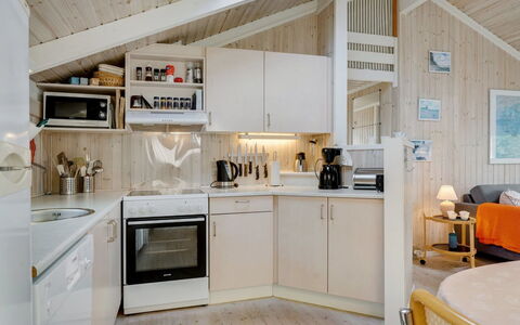 Peter - 400M from the Sea: Cuisine, Bois, Design Intérieur, Plafond, Meubles, Principaux Appliance, Sol, Pièce, Comptoir, Éclairage