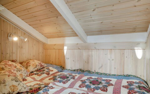 Peter - 400M from the Sea: Bois, Design Intérieur, Plafond, Chambre, Sol, Sol, Pièce, Meubles, Lit, Linge