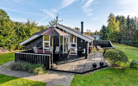 Peter - 400M from the Sea: Toit, Bois, Maison, Domicile, Architecture, Chalet, Jardin, Porche, Siding, Ombre