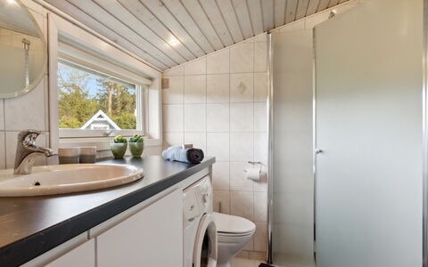 Sissa - 1.5Km from the Sea: Luminaire Plomberie, Sol, Bois, Sol, Design Intérieur, Plafond, Salle De Bains, Robinet, Évier, Plomberie