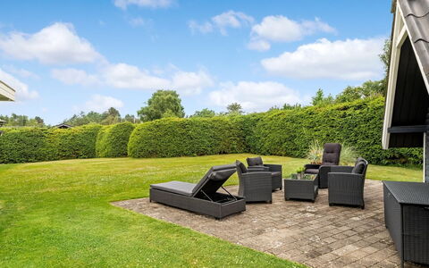 Sissa - 1.5Km from the Sea: Herbe, Arbuste, Lot Terre, Jardin, Mobilier De Jardin, Pelouse, Couverture De Sol, Ombre, Aménagement Paysager, Cour