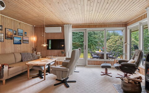 Farthin - 800M from the Sea: Meubles, Design Intérieur, Sol, Bois, Plafond, Sol, Chaise, Salon, Canapé, Luminaire
