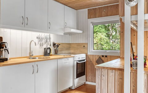 Farthin - 800M from the Sea: Bois, Cuisine, Sol, Appareil De Cuisine, Comptoir, Design Intérieur, Principaux Appliance, Pièce, Sol, Plafond