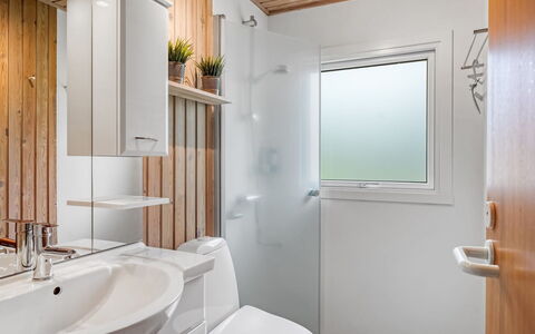 Farthin - 800M from the Sea: Design Intérieur, Sol, Mur, Luminaire Plomberie, Bois, Évier, Sol, Plafond, Lavabo, Salle De Bains