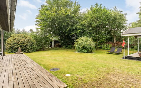 Farthin - 800M from the Sea: Arbuste, Jardin, Lot Terre, Pelouse, Couverture De Sol, Chalet, Ombre, Arrière-Cour, Aménagement Paysager, Cour