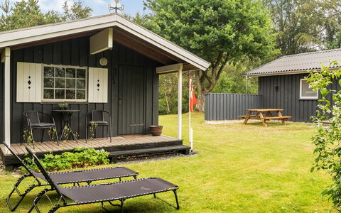 Farthin - 800M from the Sea: Chalet, Pelouse, Jardin, Batiments Jardin, Arrière-Cour, Cour, Cabanon, Ombre, Siding, Dur