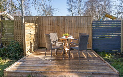 Rudi - 450M from the Sea: Bois, Toit, Maison, Chalet, Porte, Domicile, Siding, Lot Terre, Batiments Jardin, Cabanon