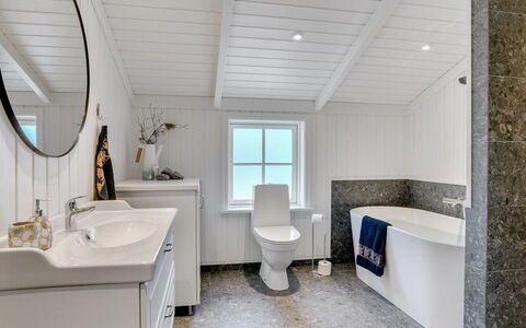 Fido - 300M from the Sea: Luminaire Plomberie, Sol, Design Intérieur, Sol, Plafond, Salle De Bains, Robinet, Plomberie, Évier, Armoire De Toilette