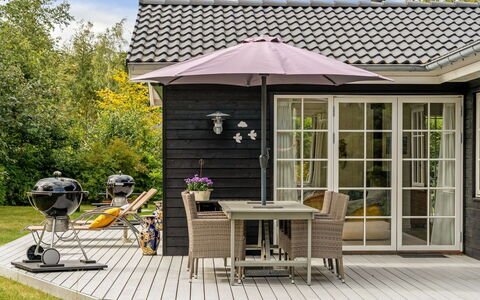 Fido - 300M from the Sea: Meubles, Mobilier De Jardin, Chaise, Pot De Fleur, Domicile, Jardin, Tableau De Plein Air, Porte, Patio, Parapluie