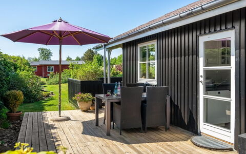 Esalina - from the Sea: Bois, Arbuste, Maison, Domicile, Chalet, Porche, Toit, Plate-Forme, Siding, Porte