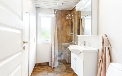 Esalina - from the Sea: Sol, Sol, Luminaire Plomberie, Bois, Salle De Bains, Design Intérieur, Toilette, Plomberie, Plafond, Porte