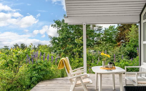 Jaakob - 4Km from the Sea: Meubles, Chaise, Mobilier De Jardin, Table, Tableau De Plein Air, Porche, Jardin, Ombre, Table Cuisine Et Salle A Manger