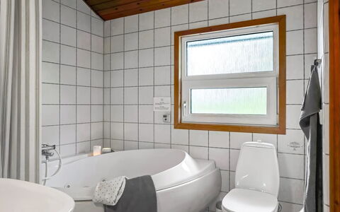 Jaakob - 4Km from the Sea: Luminaire Plomberie, Design Intérieur, Sol, Salle De Bains, Plafond, Sol, Plomberie, Robinet, Pièce, Évier