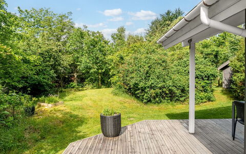Jaakob - 4Km from the Sea: Vert, Arbuste, Lot Terre, Jardin, Couverture De Sol, Ombre, Chalet, Arrière-Cour, Aménagement Paysager, Plate-Forme