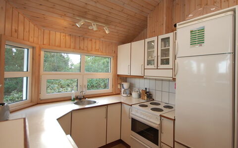 Jaakob - 4Km from the Sea: Bois, Plafond, Design Intérieur, Sol, Pièce, Sol, Cuisine, Comptoir, Domicile, Luminaire