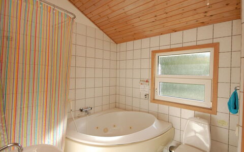 Jaakob - 4Km from the Sea: Luminaire Plomberie, Salle De Bains, Design Intérieur, Baignoire, Sol, Bois, Plafond, Sol, Plomberie, Robinet