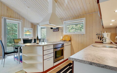 Jussi - 3.5Km from the Sea: Sol, Design Intérieur, Bois, Plafond, Sol, Cuisine, Appareil De Cuisine, Luminaire, Meubles, Principaux Appliance