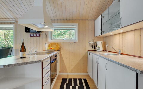 Jussi - 3.5Km from the Sea: Cuisine, Sol, Bois, Appareil De Cuisine, Design Intérieur, Comptoir, Principaux Appliance, Plafond, Sol, Pièce