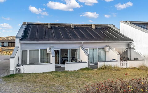 Edisa - 50M from the Sea: Herbe, Maison, Toit, Domicile, Chalet, Arbuste, Lot Terre, Zone Rurale, Ferme, Couverture De Sol