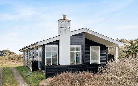 Zaharinka - 300M from the Sea: Domicile, Zone Résidentielle, Maison, Chalet, Toit, Lot Terre, Siding, Jardin, Biens, Pelouse