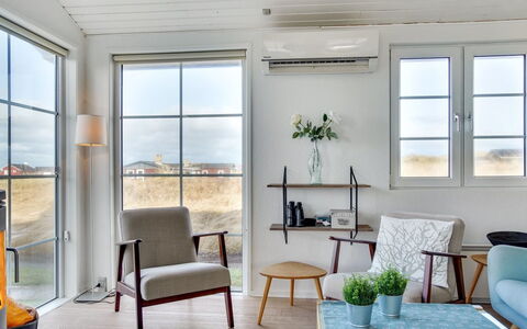 Zaharinka - 300M from the Sea: Domicile, Zone Résidentielle, Maison, Chalet, Toit, Lot Terre, Siding, Jardin, Biens, Pelouse