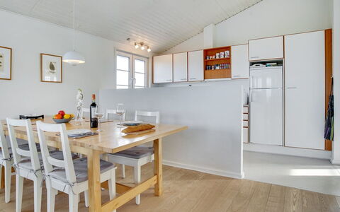 Zaharinka - 300M from the Sea: Domicile, Zone Résidentielle, Maison, Chalet, Toit, Lot Terre, Siding, Jardin, Biens, Pelouse