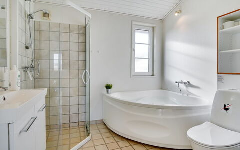 Zaharinka - 300M from the Sea: Domicile, Zone Résidentielle, Maison, Chalet, Toit, Lot Terre, Siding, Jardin, Biens, Pelouse