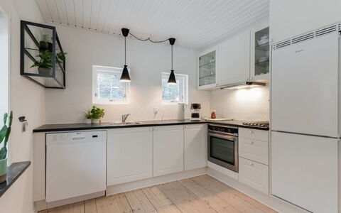 Rigitte - 1.5Km from the Sea: Cuisine, Sol, Design Intérieur, Comptoir, Bois, Appareil De Cuisine, Plafond, Luminaire, Sol, Principaux Appliance