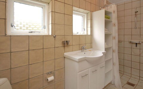 Rigitte - 1.5Km from the Sea: Lavabo, Salle De Bains, Luminaire Plomberie, Sol, Mur, Évier, Sol, Design Intérieur, Robinet, Plomberie