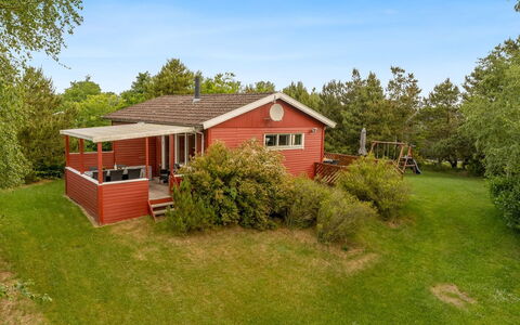 Yanne - 400M from the Sea: Toit, Maison, Domicile, Chalet, Porte, Siding, Plate-Forme, Porche, Planche, Dur